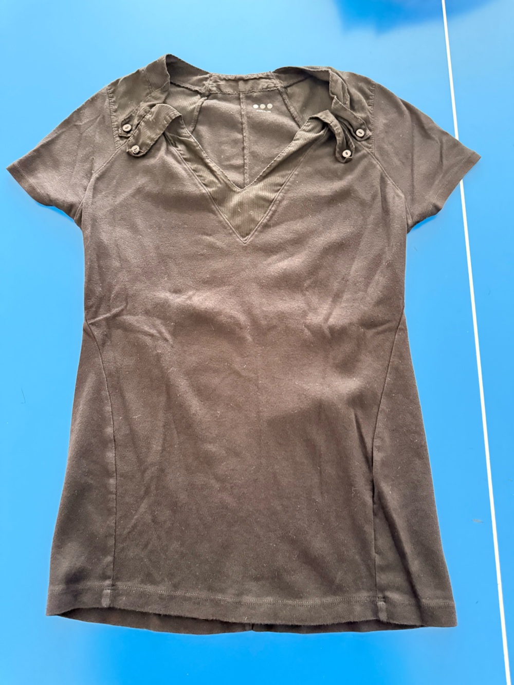 Three Dots Short-Sleeve V-Neck Tee. Size S. Like New.